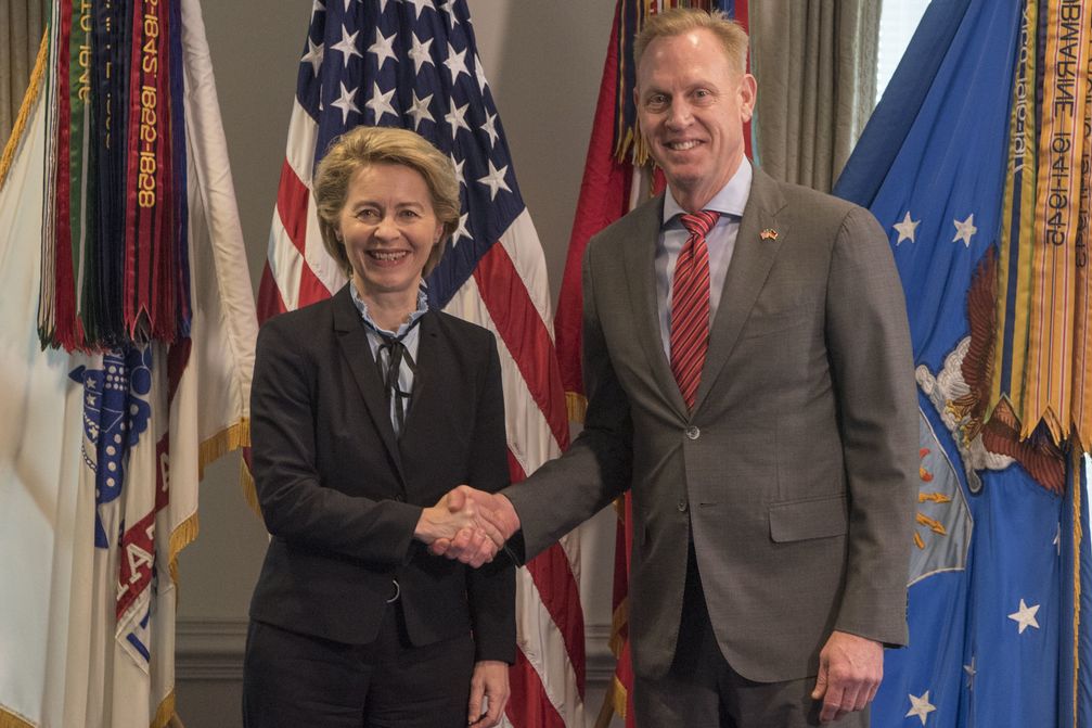 Ursula von der Leyen läßt sich mit der US-Amerikansichen Flagge repräsentieren. Der US-Secretär  Patrick M. Shanahan trägt immerhin ein Emplem mit BRD-USA-Flaggenkombination (2019)