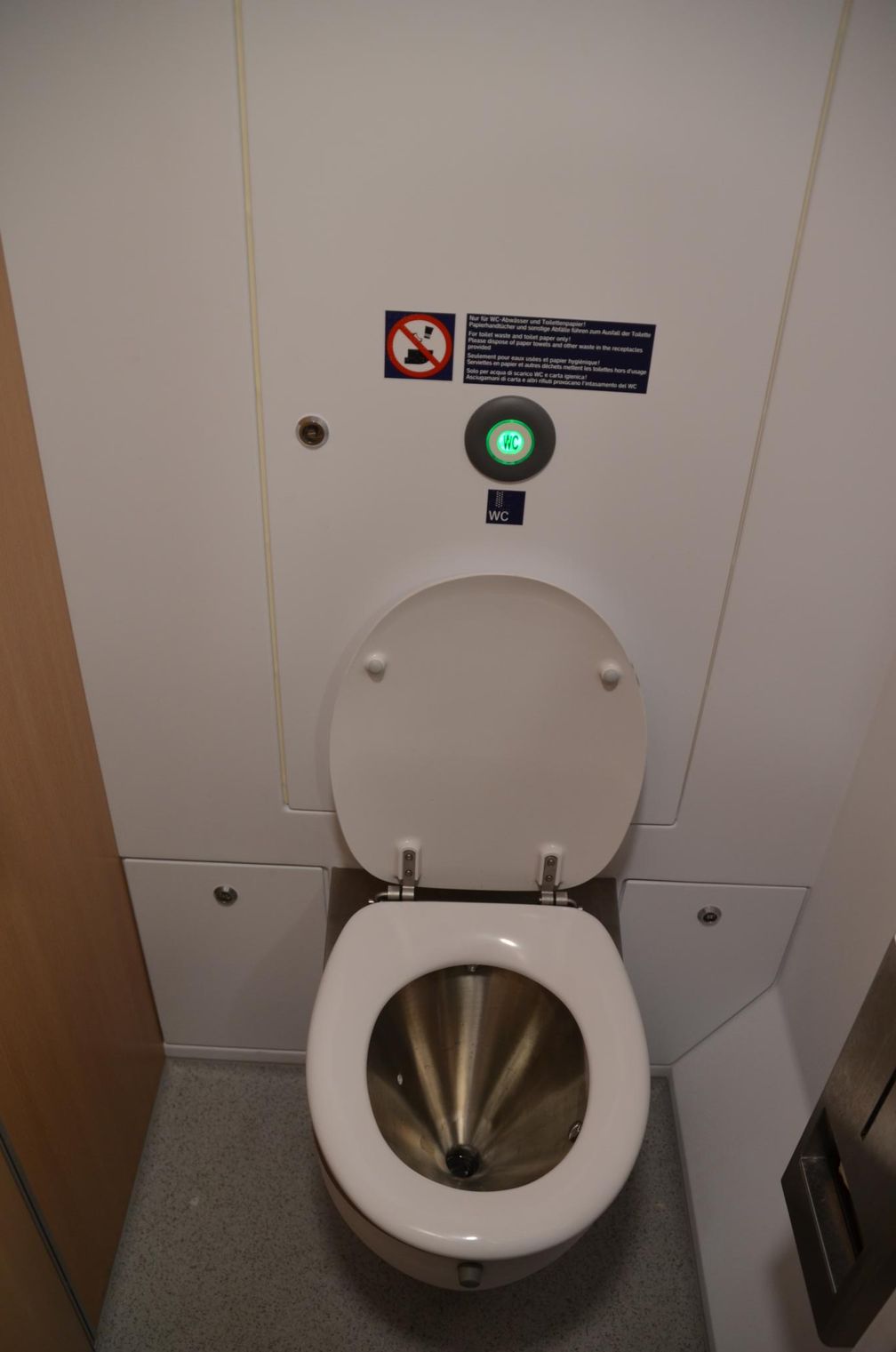 Eine Zugtoilette in geschlossener Bauart