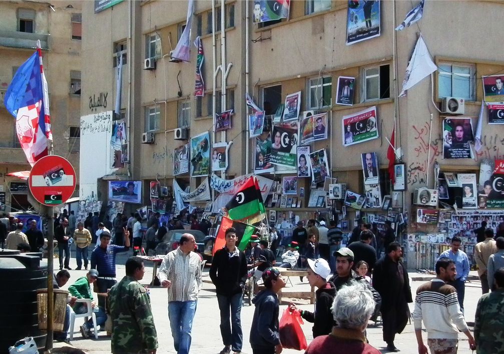 Der Gerichtsplatz in Bengasi diente als zentraler Versammlungs- und Kundgebungsort. Die Wände sind mit Fotos Gefallener behängt, an denen ständig Trauernde vorbeiziehen – April 2011.