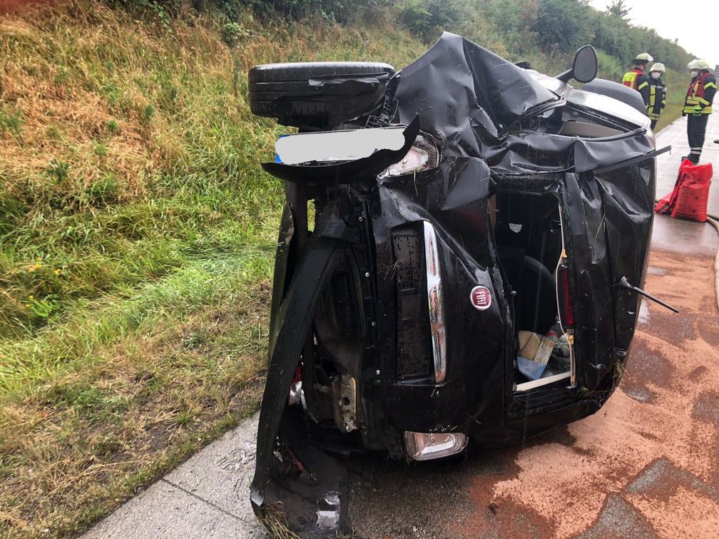 Das verunfallte Fahrzeug Bild: Feuerwehr