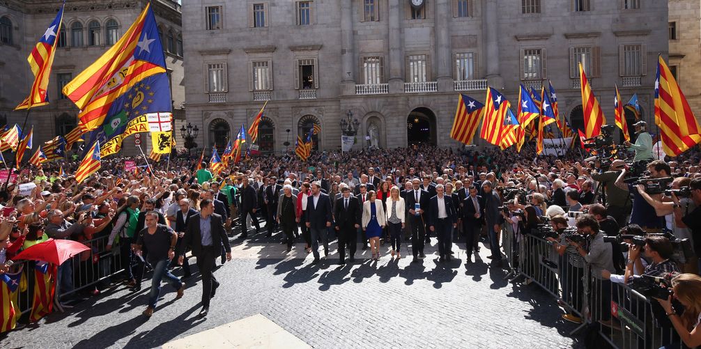 Carles Puigdemont  (2017) inmitten freiheitsliebender Katalonen