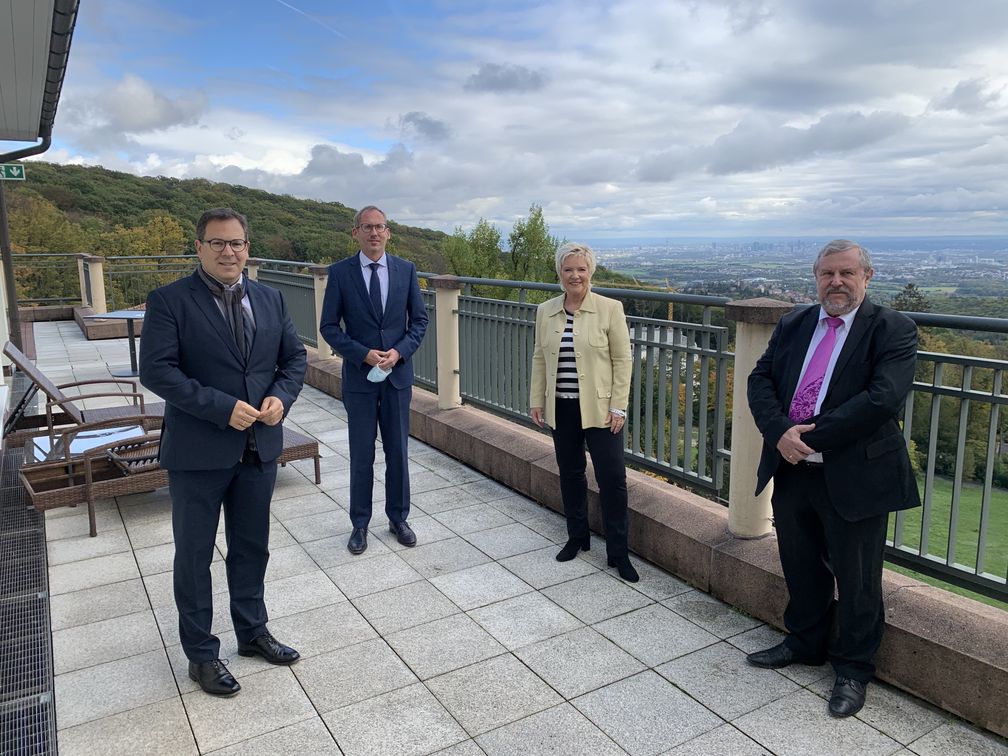 v.l.n.r.: Dr. Christian Höftberger (Präsident Hessische Krankenhausgesellschaft), Kai Klose (Hessens Staatsminister für Soziales und Integration), health tv-Moderatorin Birgit Lechtermann und Frank Dastych (Vorstandsvorsitzender Kassenärztliche Vereinigung Hessen)  Bild: "obs/health tv"