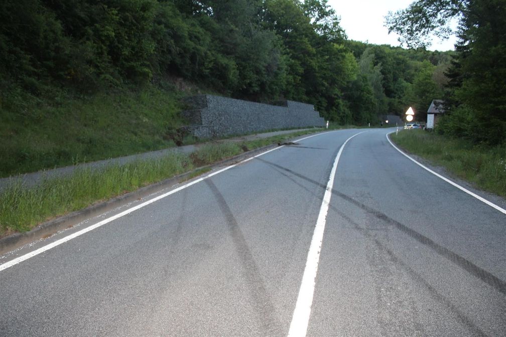 Über den Fuß- und Fahrradweg hinaus schleuderte der Wagen gegen die schwere Stein-Gambionen-Wand. Bild: Polizei