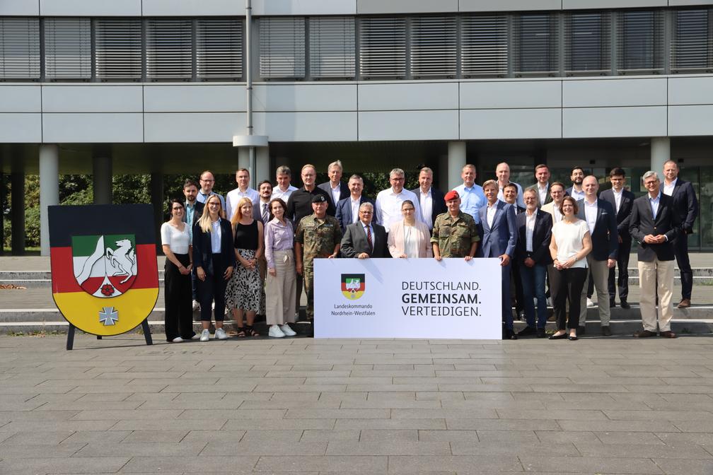 Vertreter der IHK NRW zu Besuch im Landeskommando NW zur Informationsveranstaltung zum Operationsplan Deutschland (2025) Bild: Bundeswehr Fotograf: Adrian Quadt