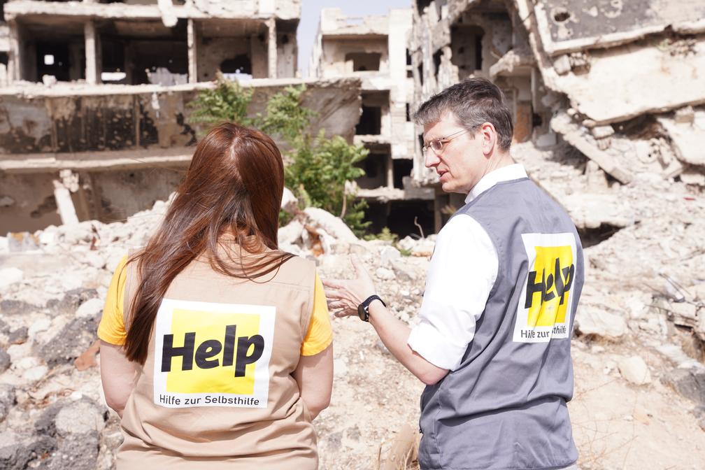 Dr. Thorsten Klose-Zuber (re.),  (2025) Bild: Help - Hilfe zur Selbsthilfe e.V. Fotograf: Raymond Salloum