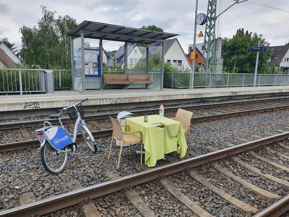 Fahrrad, Tisch und Stühle auf den Gleisen am Haltepunkt Kassel-Jungfernkopf; Bild: Bundespolizei
