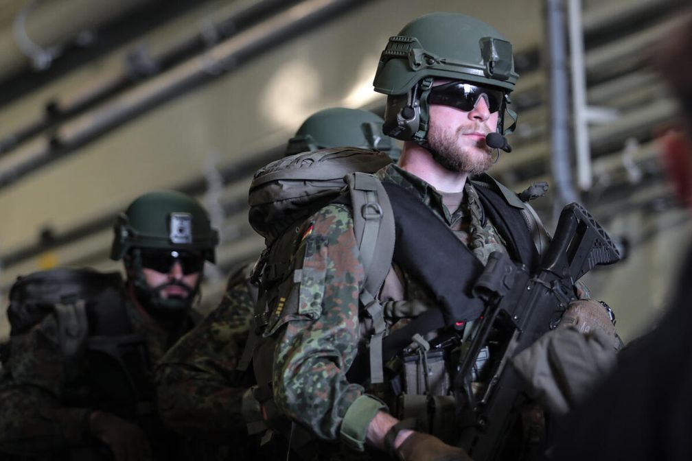 Soldaten vom Seebataillon stehen bereit auf dem niederländischen Docklandungsschiff HNLMS Rotterdam Bild: Bundeswehr/Nico Theska Fotograf: Nico Theska