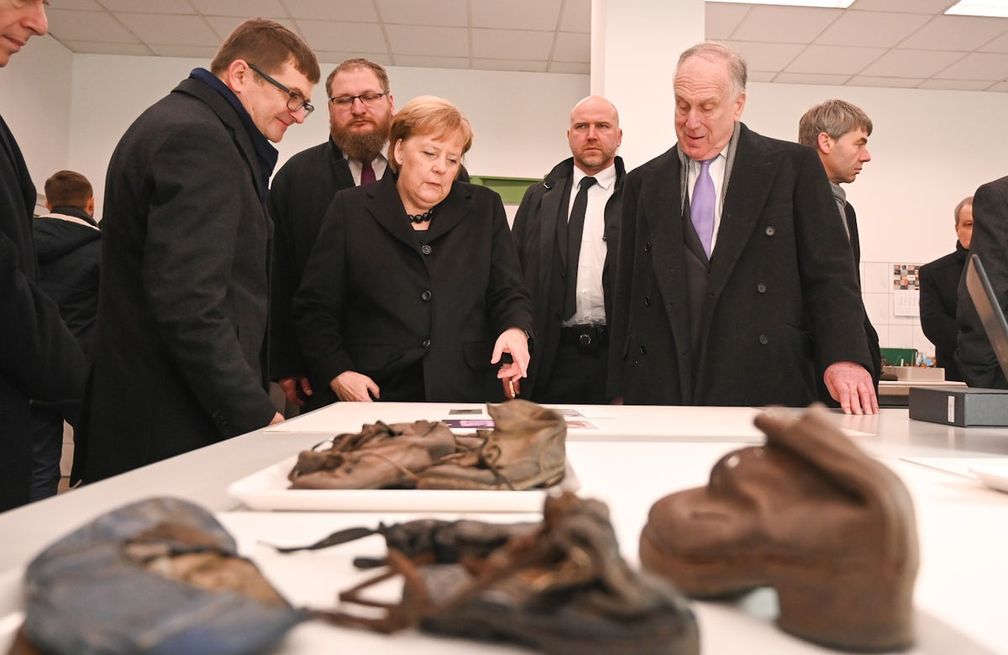Bundeskanzlerin Merkel und WJC-Präsident Lauder beim Besuch des konservatorsichen Labors in Auschwitz-Birkenau, Dezember 2019 /  Bild: "obs/World Jewish Congress (WJC)/World Jewish Congress / Shahar A"