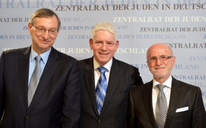 Zentralrat-der-Juden-kritisiert-Kanzler-Scholz-scharf-f-r-Abbas-Handschlag-mit-deutschem-Steuergeld-werde-Israelhetze-finanziert