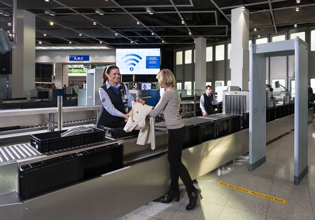 Fluggast- und Gepäckkontrollen durch KÖTTER Aviation Security. Bild: "obs/KÖTTER Services"