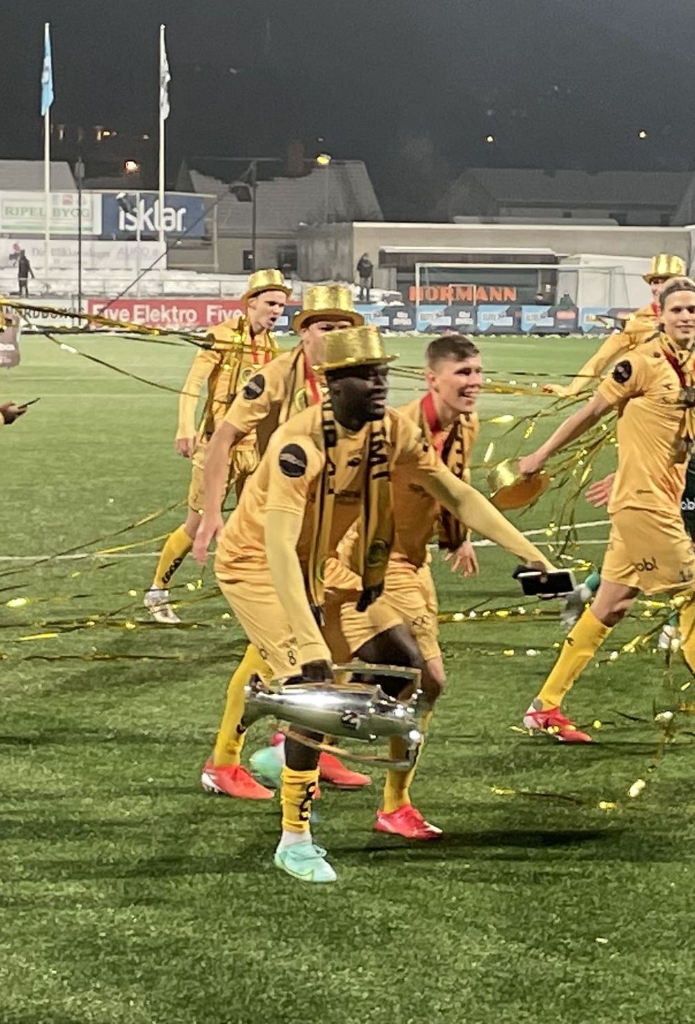 Victor Okoh Boniface (vorn) feiert den Gewinn der Norwegischen Meisterschaft 2021 mit dem FK Bodø/Glimt in Mjøndalen