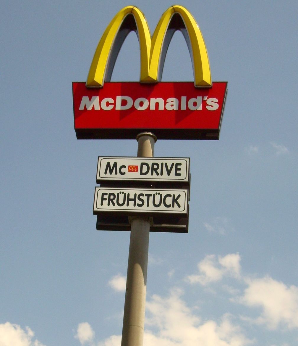 McDonald’s-Logo auf einem Pylon