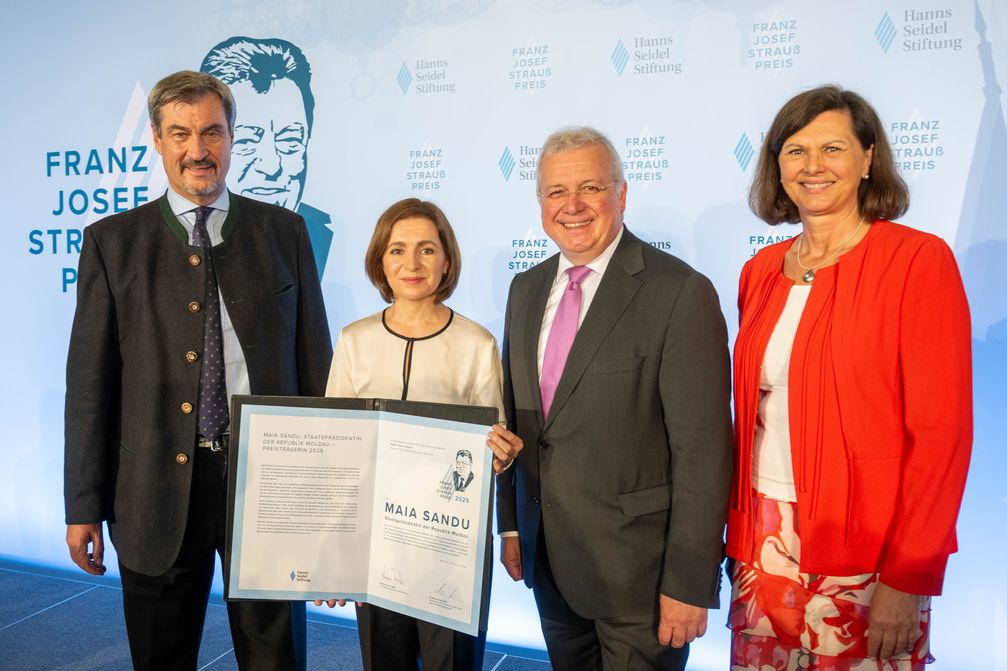 Maia Sandu, Markus Ferber (2.v.r.), Dr. Markus S öder (l.) und Ilse Ai gner (r.) (2025) Bild: Hanns-Seidel-Stiftung e.V. Fotograf: THOMAS PLETTENBERG