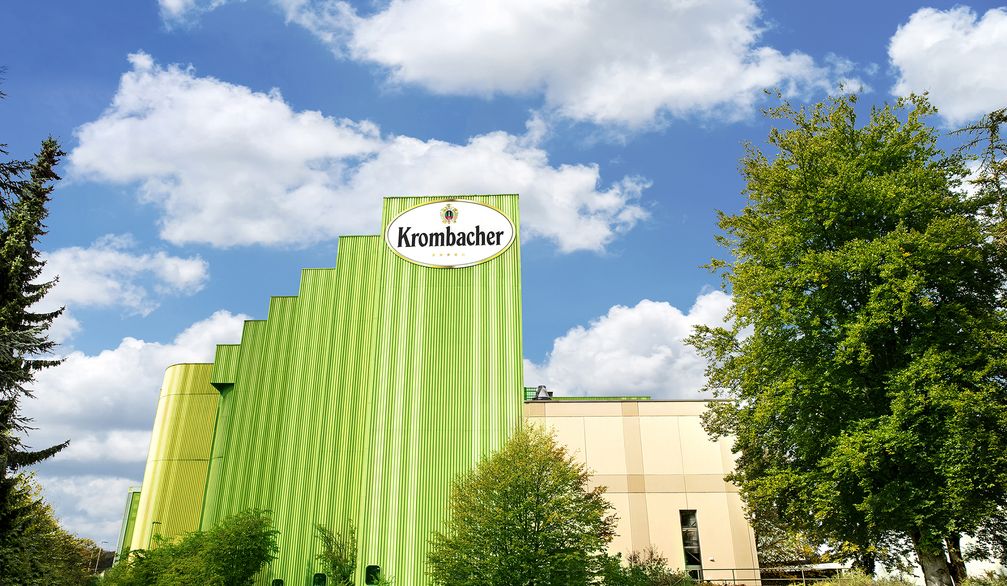 Außenansicht der Krombacher Brauerei.  Erneutes Rekordjahr: Krombacher Gruppe erhöht Ausstoß um +1,2 % auf 7,591 Mio. hl / Der Umsatz der Krombacher Gruppe stieg um +1,4 % auf 862,1 Mio. EUR. Weiterer Text über ots und www.presseportal.de/nr/42000 / Die Verwendung dieses Bildes ist für redaktionelle Zwecke honorarfrei. Veröffentlichung bitte unter Quellenangabe: "obs/Krombacher Brauerei GmbH & Co."