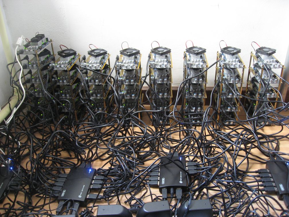 Ein Mining Rig mit mehreren Grafikkarten