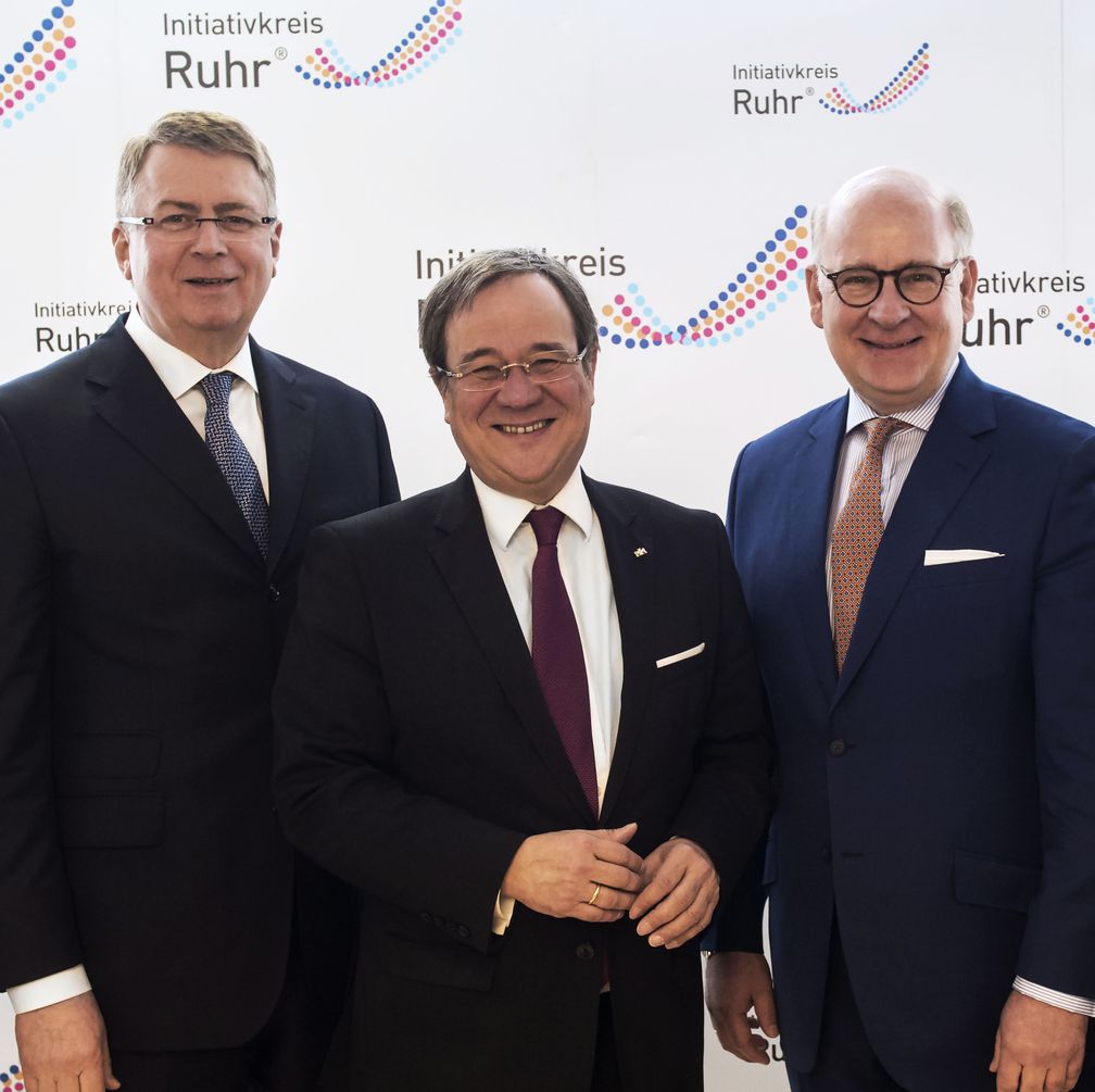 Sprachen bei der Frühjahrs-Vollversammlung über die Ruhrkonferenz (v. l.): Initiativkreis-Moderator Bernd Tönjes, NRW-Ministerpräsident Armin Laschet und Co-Moderator Dr. Thomas A. Lange. Bild: "obs/Initiativkreis Ruhr GmbH/Initiativkreis Rur"