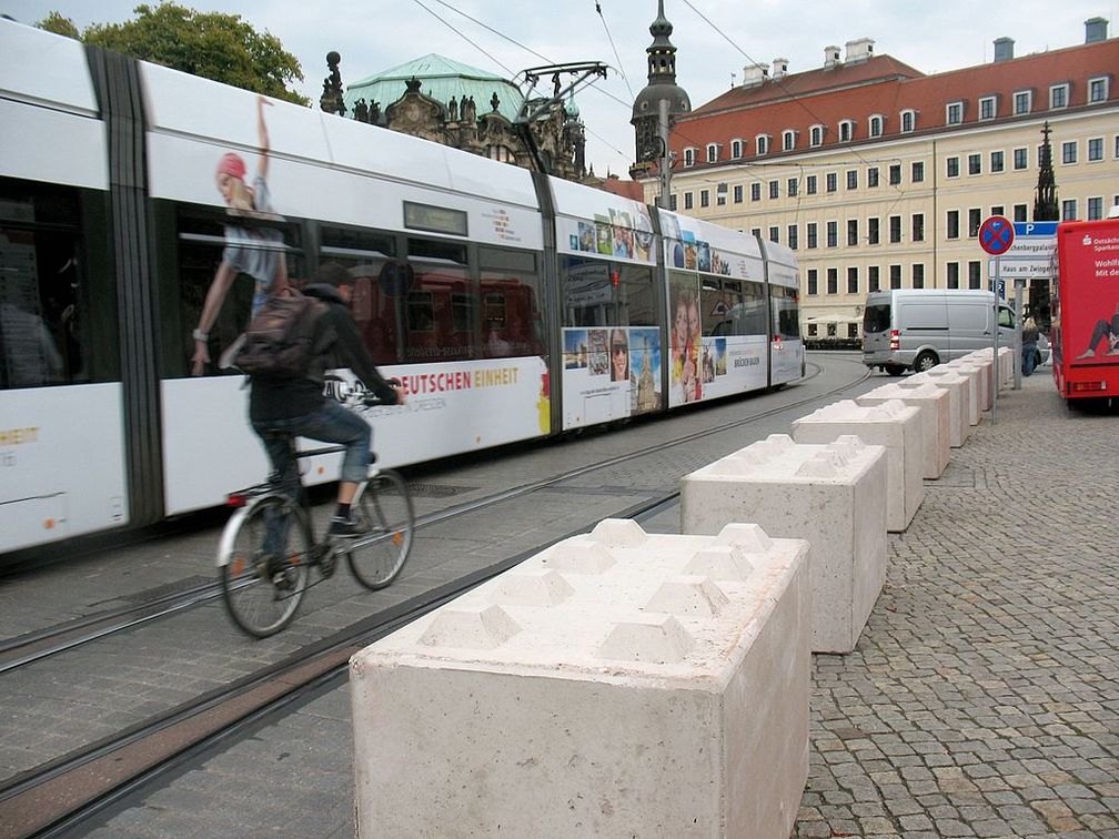 Nestler-Blöcke als LKW Sperre