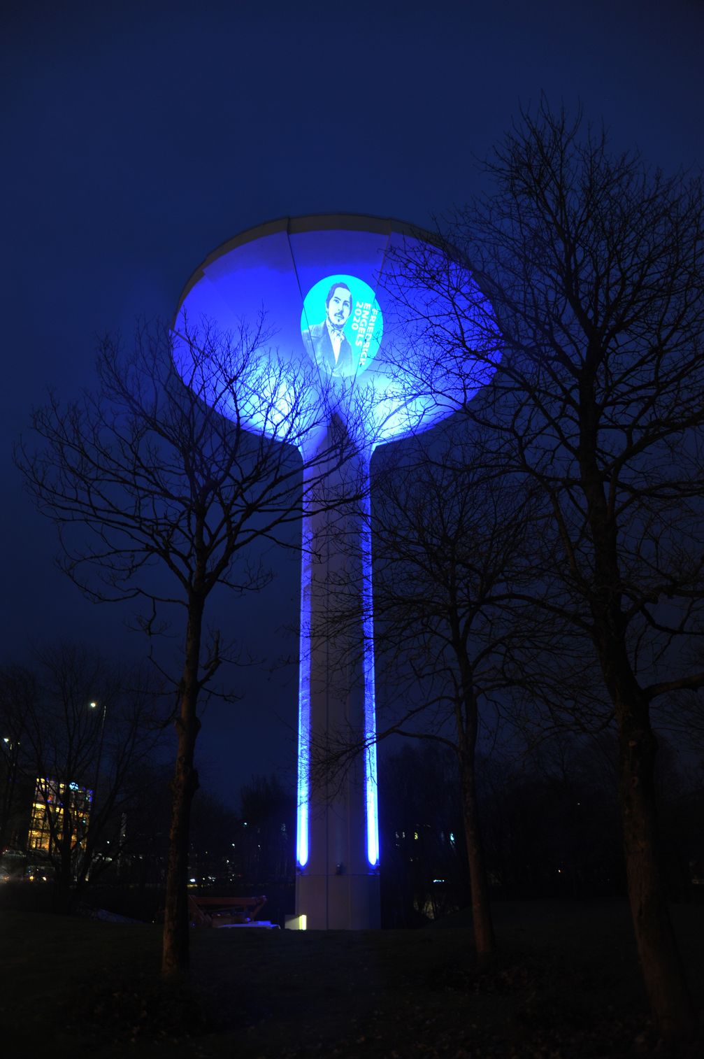 Der beleuchtete Wasserturm Lichtscheid zeigt Engels-Porträts.