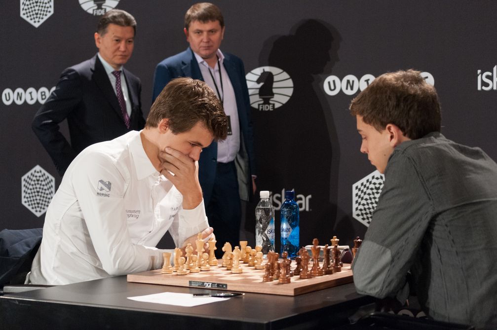 Carlsen auf dem Weg zur Titelverteidigung als Schnellschachweltmeister 2015 –in der 2. Runde gegen Dennis Wagner (2015)