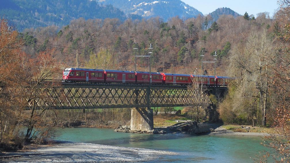 Glacierexpress bei Reichenau - am Zusammenfluss von Vorder- und Hinterrhein. Bild: SWR/Alexander Schweitzer"