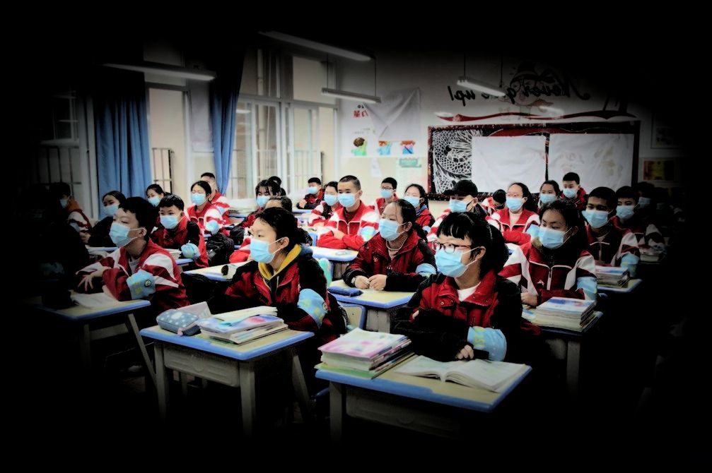 Weltweit werden Schüler - wider besseren Wissens - gewaltsam zum Tragen von gesundheitschädlichen Masken gezwungen (Symbolbild)