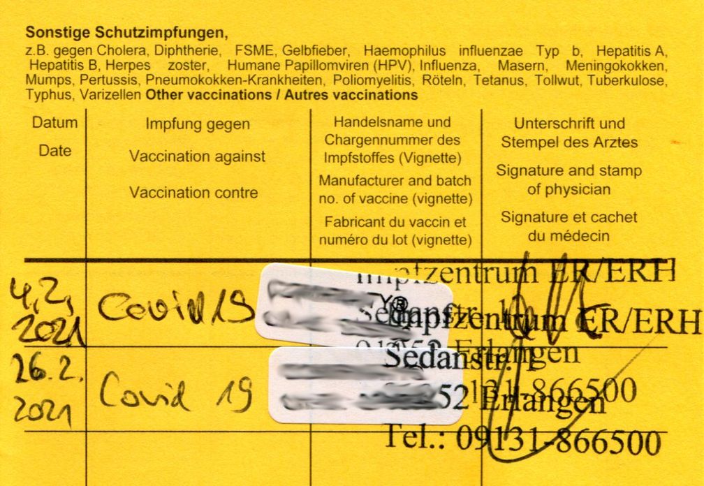 Internationaler Impfpass mit einer vollständigen Corona-Impfung (hier: Comirnaty)