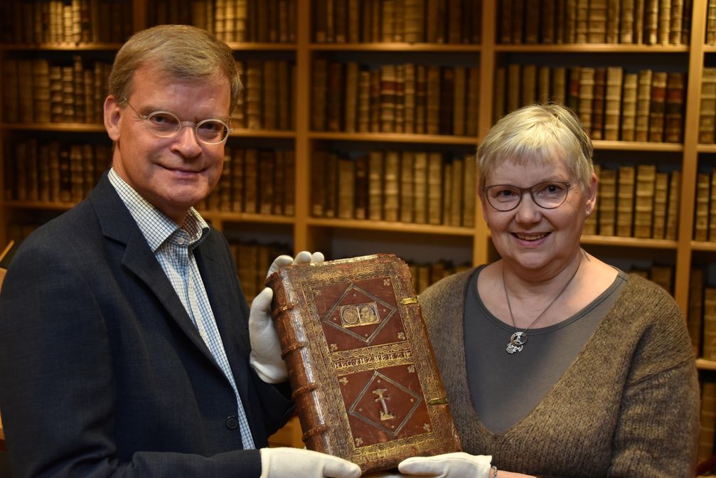 Die Dekanin der Theologischen Fakultät der Universität Jena, Prof. Dr. Corinna Dahlgrün, überreicht den Band an Dr. Joachim Ott von der Thüringer Universitäts- und Landesbibliothek.