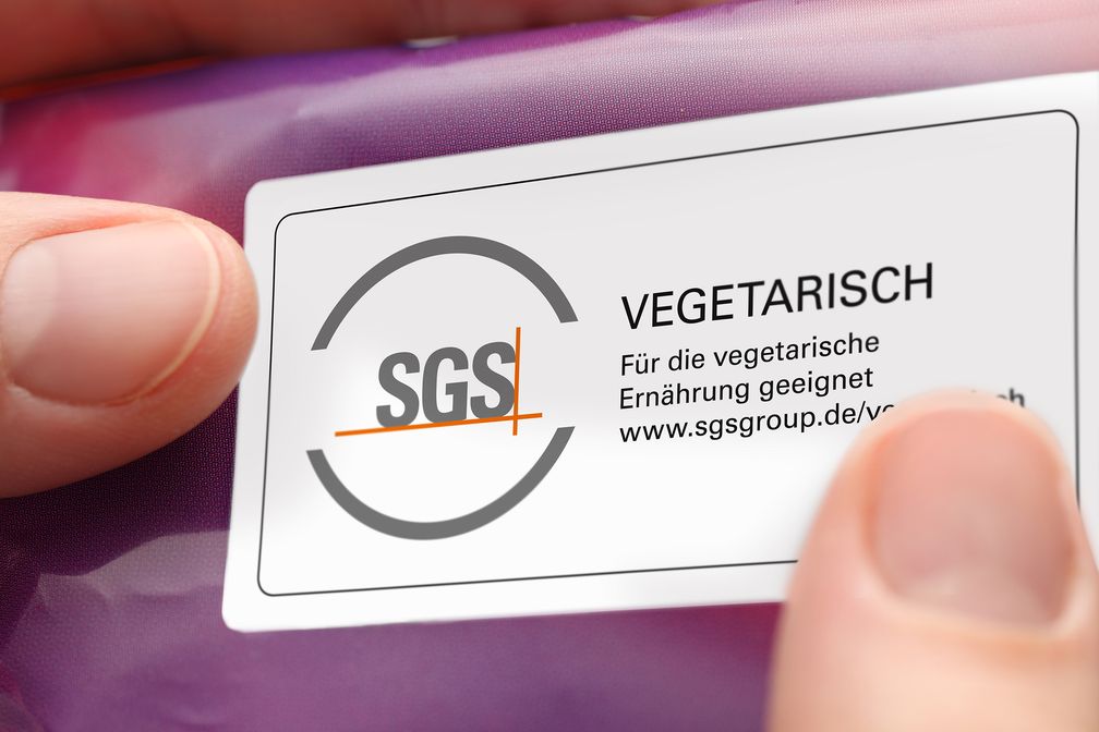 Das Prüfinstitut SGS hat ein neues Zeichen für vegane und vegetarische Nahrungsmittel entwickelt. Bild: "obs/SGS Germany GmbH"