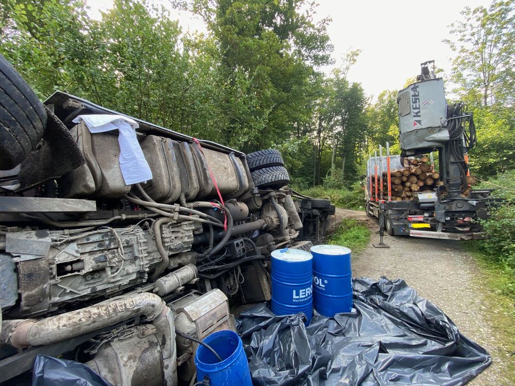 Ein Holztransportfahrzeug unterstützte die Bergung Bild: Feuerwehr