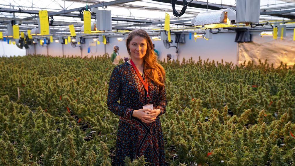 Lana Korneva, GF DRAPALIN, in der Grow Facility von MG HealthBild: Drapalin Pharmaceuticals GmbH Fotograf: Basti Stellmach