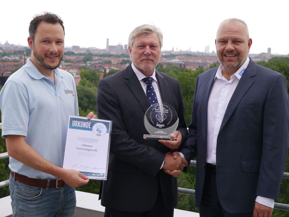 Verleihung Helfer-Oscar / v. l. Florian Brummer (ARGE Helfernetz); Wolf-Rüdiger Moritz (Vice President of Business Continuity Infineon); Robert Schmitt (Präsident Medizinisches Katastrophen-Hilfswerk Deutschland) / Bild: "obs/Helfernetz Bayern"