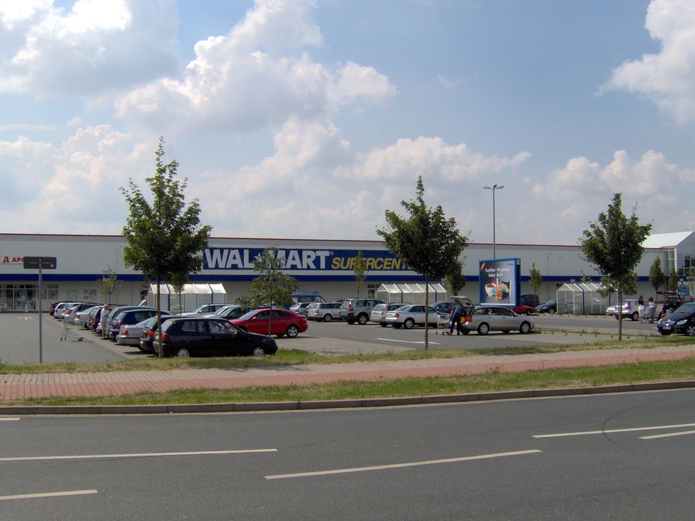 Ehemaliges Walmart Supercenter in Pattensen, August 2006