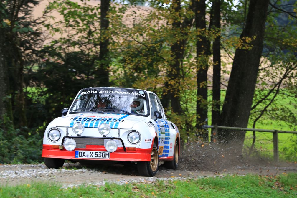 Der siebenmalige deutsche Rallye-Meister Matthias Kahle (D) wird die Fans am Freitag und Samstag wieder mit seinen Fahrten im legendären SKODA 130 RS begeistern. Bild: "obs/Skoda Auto Deutschland GmbH"