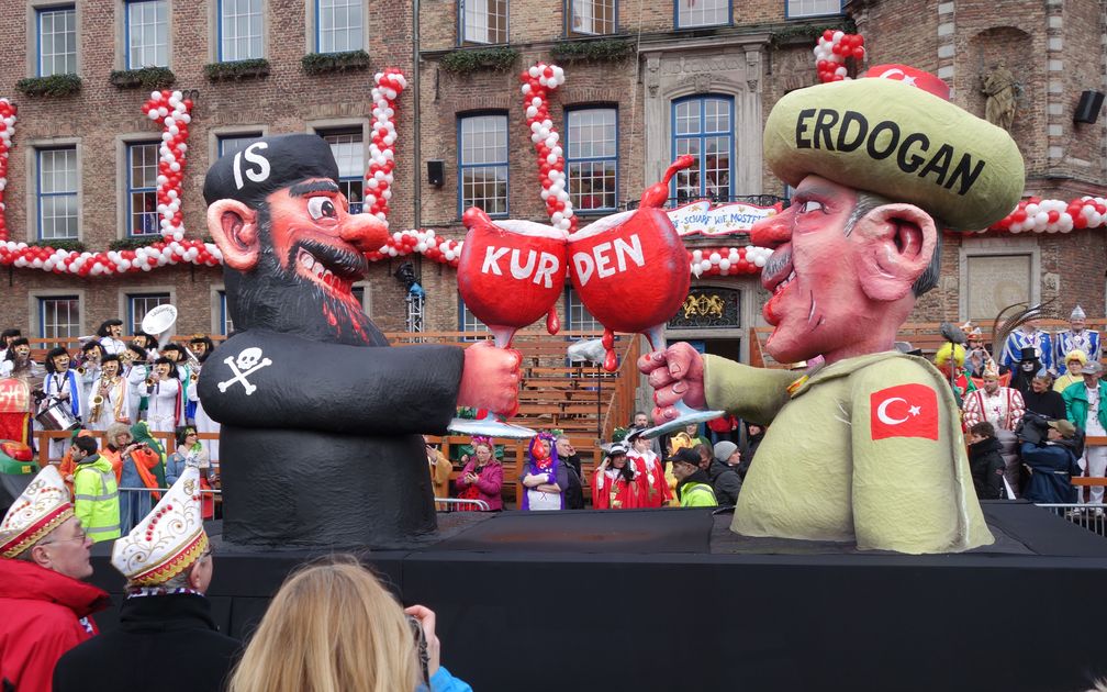 Karnevalswagen am Rosenmontag 2016 auf dem Marktplatzvor von Düsseldorf