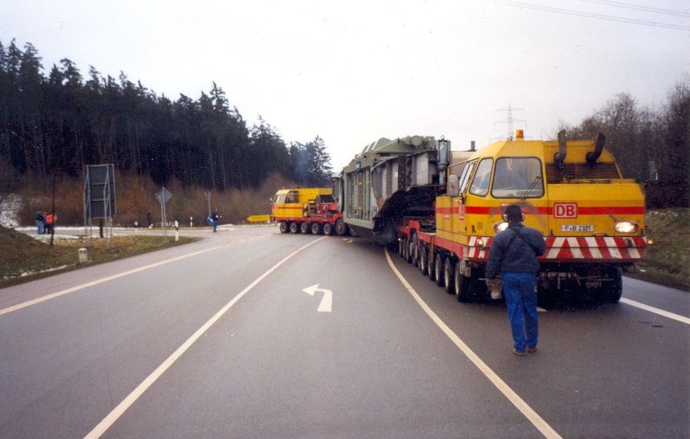 Schwerlasttransport eines Transformators mit ca. 300 t, bahnkompatible Tragschnäbel auf zwei Zugmaschinen (Symbolbild)