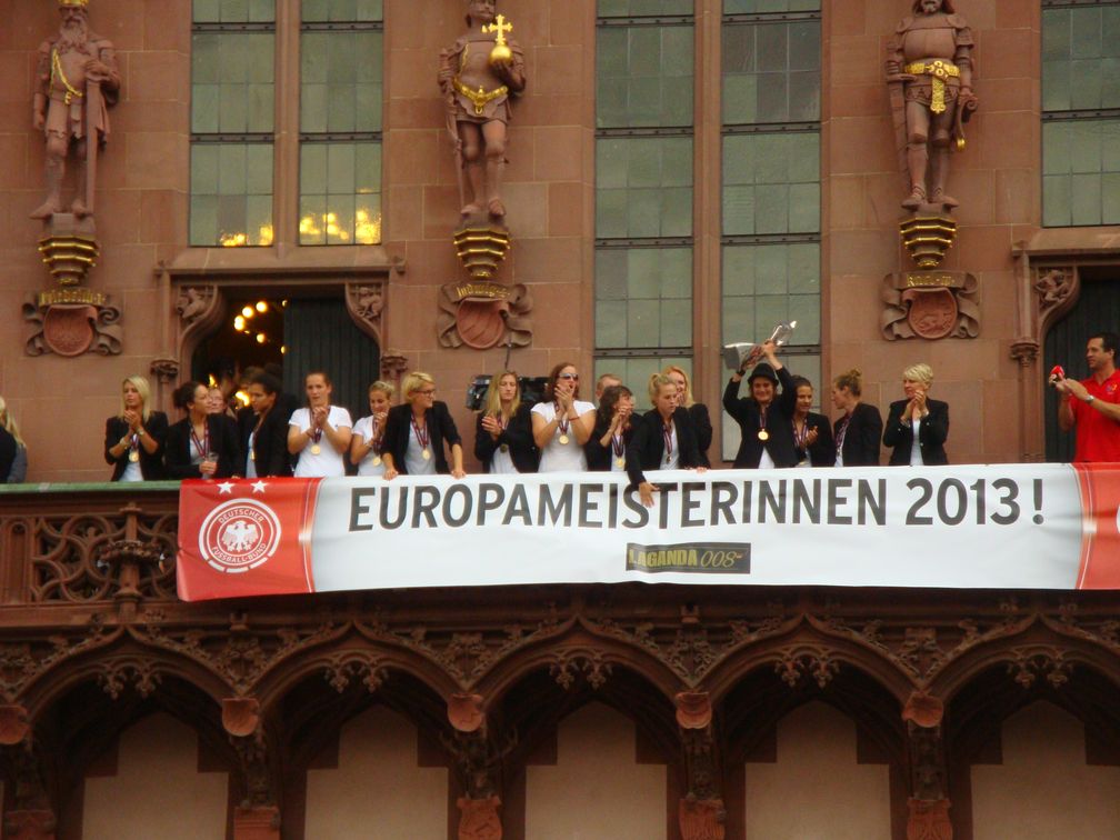 Nadine Angerer mit Pokal bei der Europameisterfeier auf dem Frankfurter Römer