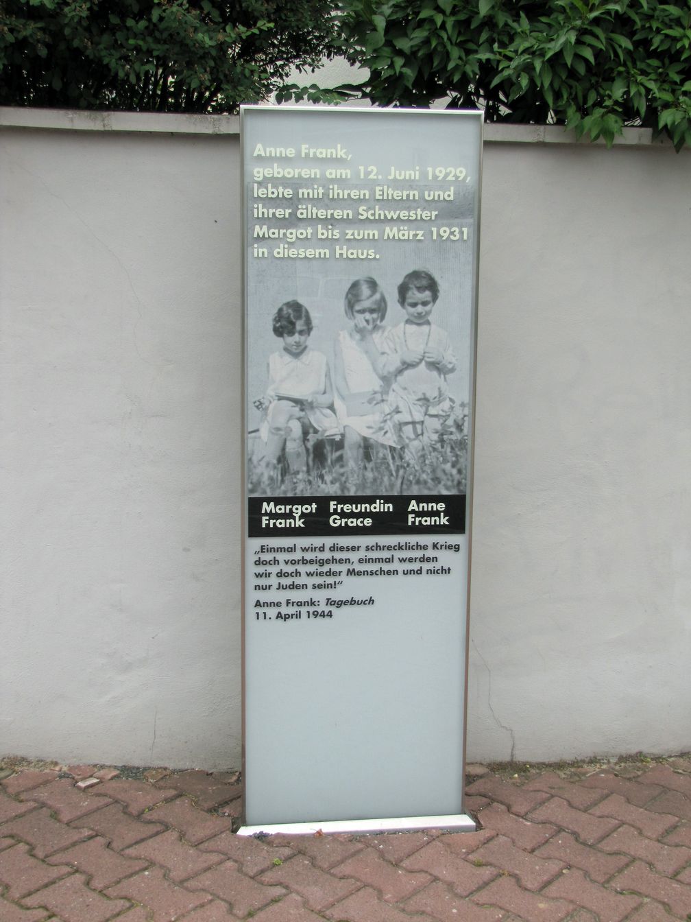 Gedenkstele an Anne Franks Geburtshaus
