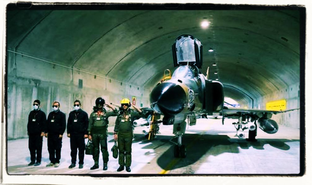 Piloten der iranischen Armee bei der Einweihung der ersten unterirdischen Kampfjet-Basis des Landes an einem ungenannten Ort im Iran (7. Februar 2023)
