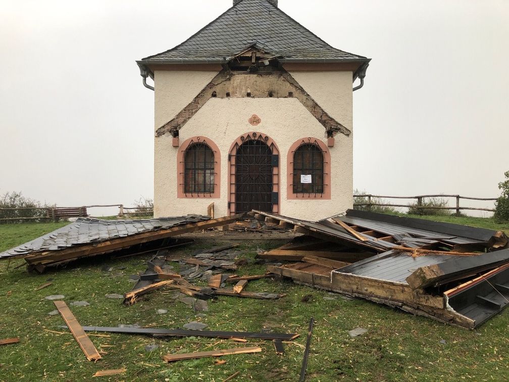 Beschädigtes Dach der Kapelle Bild: Polizei