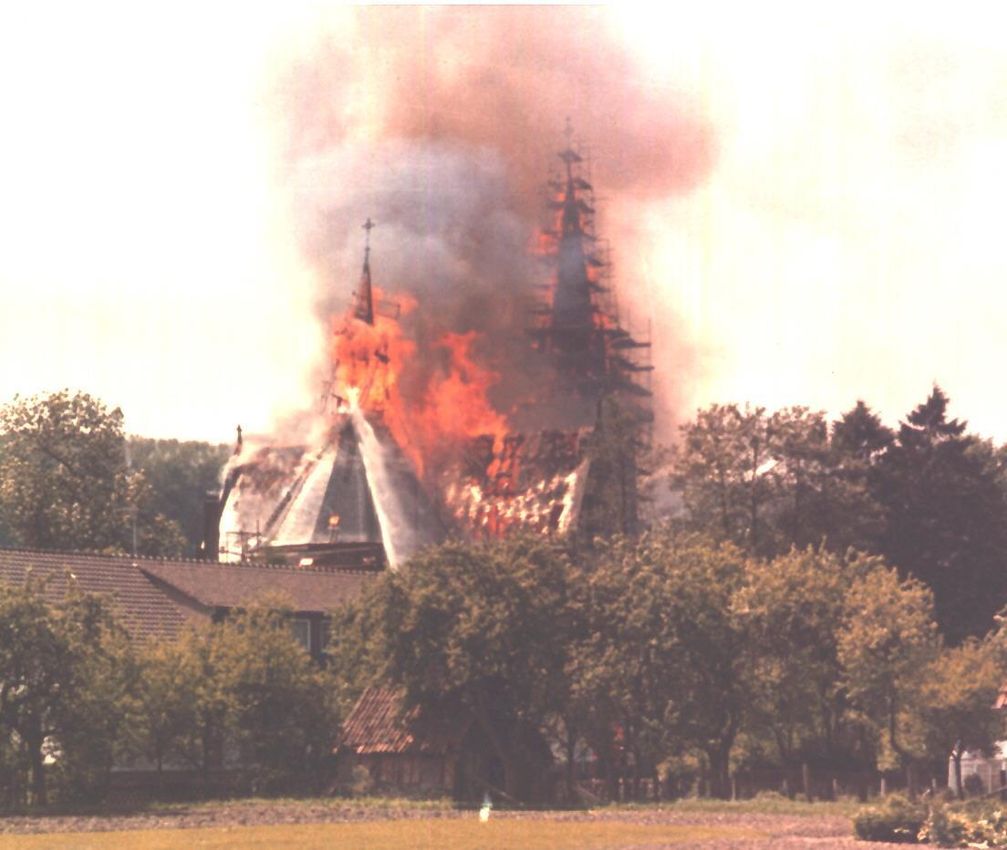 Das Feuer hat sich auf das gesamte Kirchendach ausgebreitet. Bild: Archiv Rudolf Koch