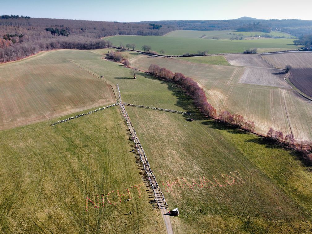 Waldschützer formen 241 Meter großes Windrad am Reinhardswald, nahe der Sababurg. Bild: Pro Märchenland e.V. Fotograf: Pro Märchenland e.V.