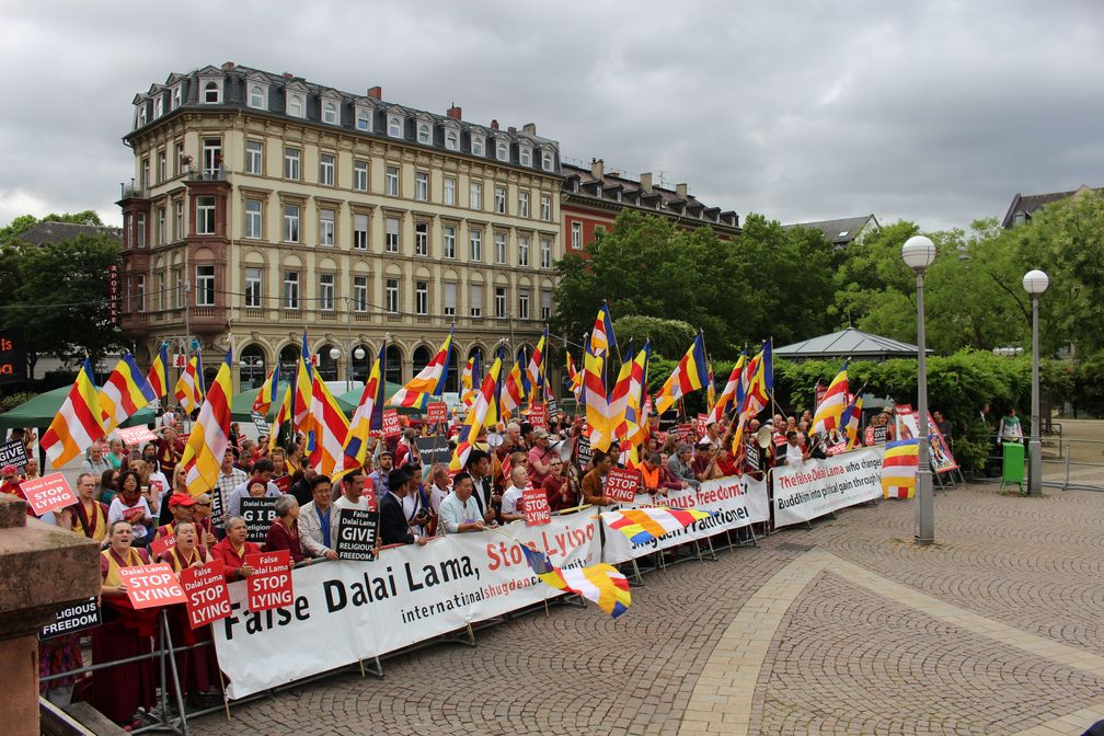 Demonstrationen gegen den Dalai Lama bei seinem Besuch in Wiesbaden, 14.7.2015. Bild: "obs/International Shugden Community/Lesly Weiner"