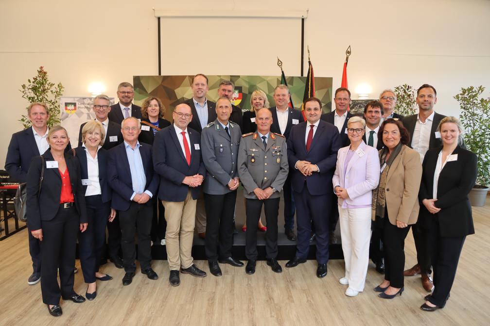 Brigadegeneral Hans-Dieter Müller (Mitte) mit Ministern sowie Landtagsabgeordneten des Landes Nordrhein-Westfalen. Rechts neben dem General: Nathanael Liminski, Minister für Bundes- und Europaangelegenheiten, Internationales sowie Medien und Chef der Staatskanzlei. Links neben dem General: Oberstleutnant René Zander, Vorsitzender des Verbands der Reservisten der Deutschen Bundeswehr Landesverband West e.V.  (2025) Bild: Bundeswehr/Olaf Pieper Fotograf: Olaf Pieper