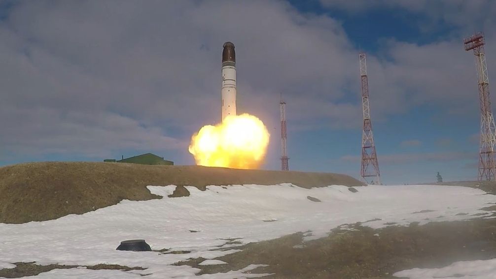 Das Abfeuern der russischen nuklearfähigen Interkontinentalrakete "Sarmat" im April 2022