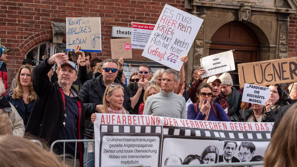 Bürgerproteste bei einem Auftritt von Bundeskanzler Olaf Scholz (SPD) in Kiel, 6. Mai 2022.