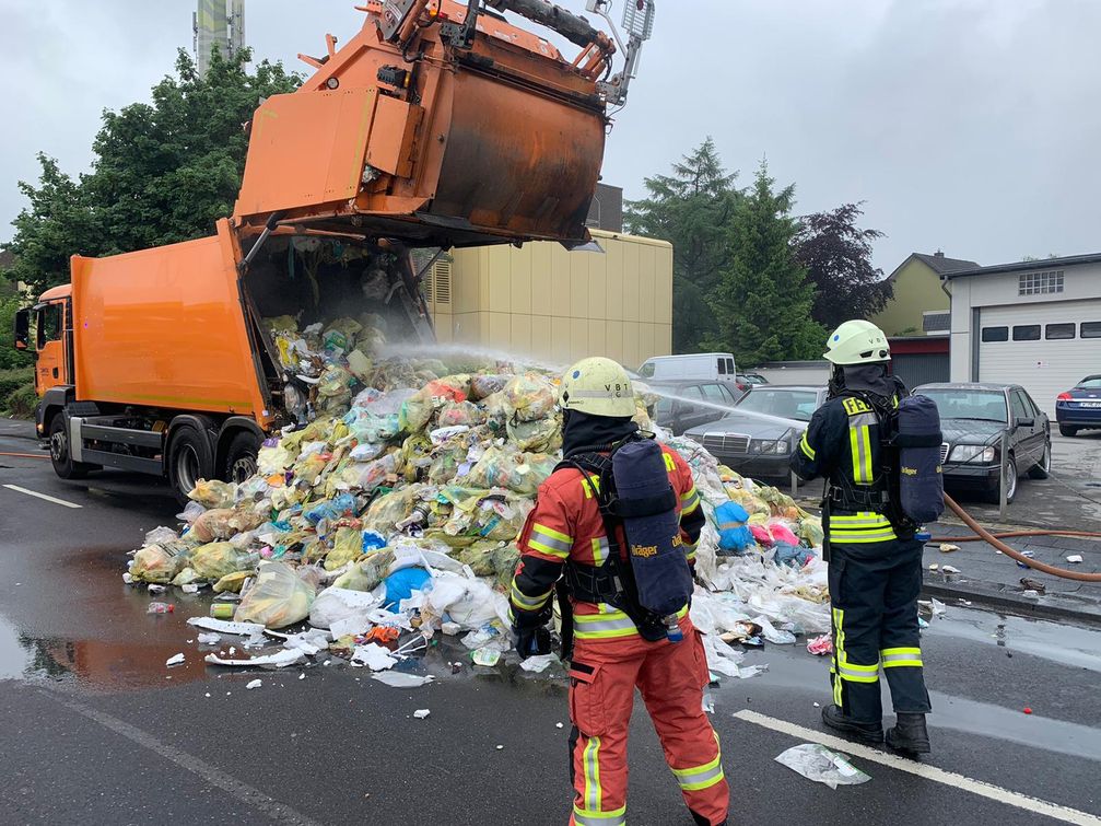 Die Gelben Säcke wurden auf die Fahrbahn entladen und abgelöscht. Bild: Feuerwehr Velbert