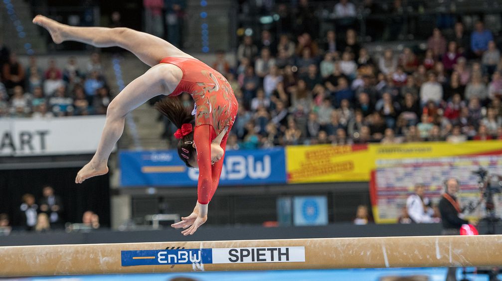 SWR Fernsehen SWR SPORT, "Turn-WM in Stuttgart 2019", am Freitag (11.10.19) um 23:30 Uhr.Stuttgart ist vom 4. bis 13. Oktober 2019 Gastgeber dieses weltweit bedeutenden Turn-Highlights. Schwebebalken: Turnerin Nagi Kajita (Japan). Bild: "obs/SWR - Südwestrundfunk"