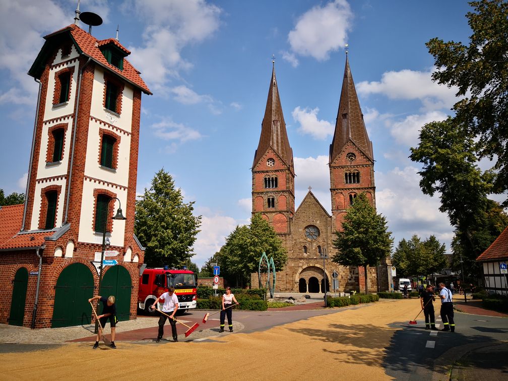 Straßenreinigung am Fuße der Bückener Kirche.Bild: Polizei Hoya