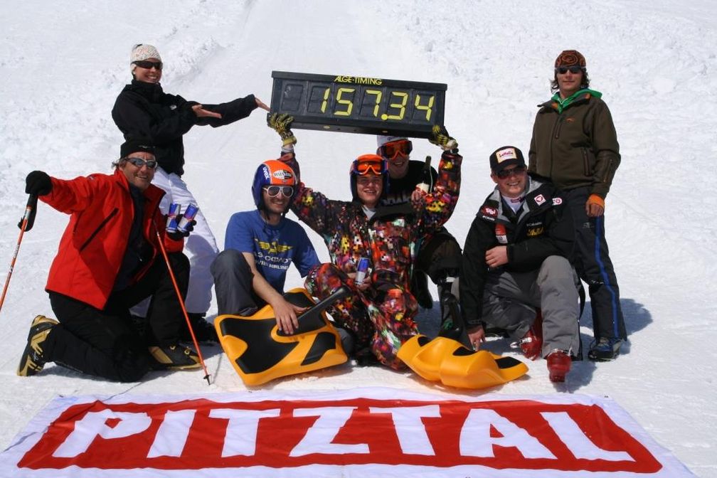 vlnr Helmut Eiter, Martha Strobl, Philipp Eiter, Frederick Eiter, David Eiter, Wolfgang Linger, Rene Walser. Bild: Eiter Almbar Hexenkessl GmbH Dooogy Events Philipp Eiter