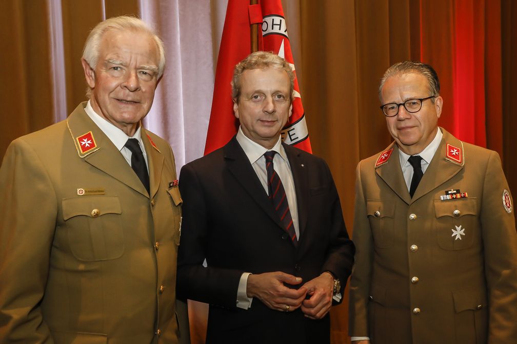 Berlin, Arnold von Rümker, der Herrenmeister des Johanniterordens, S.K.H. Dr. Oskar Prinz v. Preußen und Dr. h.c. Frank-Jürgen Weise (v.l.n.r.), Festveranstaltung anlässlich der Verabschiedung des Präsidenten der Johanniter-Unfall-Hilfe e.V., 
Dr. Arnold von Rümker und der Einführung in das... 